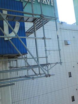 屋上看板用吊足場設置状況 株式会社 未来工業